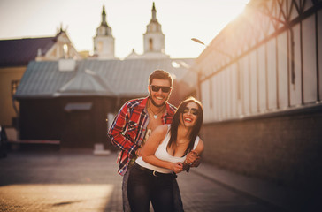 Obraz premium carefree couple is walking around the city