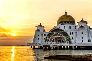 Fotobehang Zonsondergang aan zee Sunset over Masjid selat Mosque in Malacca Malaysia