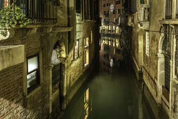 Fototapeta na wymiar Andando per canali a Venezia