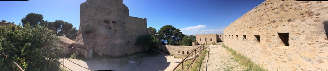 Fototapeta na wymiar chateau sainte agathe panoramique porquerolles