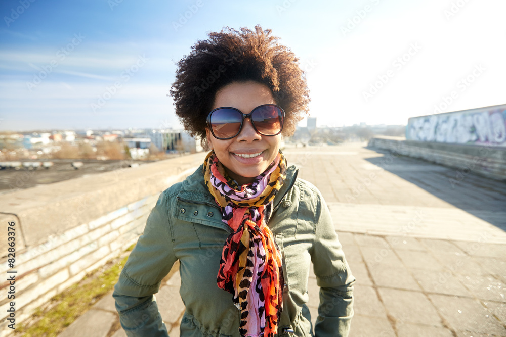 Poster happy african american woman in shades on street