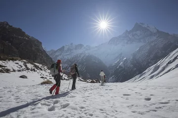 Foto op Plexiglas Annapurna Trekkers doen trekking in Annapurna-sleep, West-Nepal.