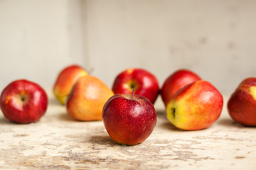 Fototapeta na wymiar яблоки на столе