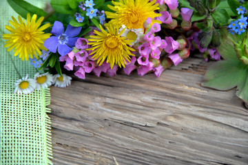 Frühlingsblumen auf einem holzbrett