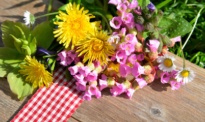 Frühlingsblumen auf einem holzbrett
