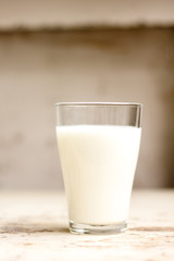 стакан кефира на столе