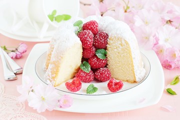 Vanilla cake with fresh raspberries 