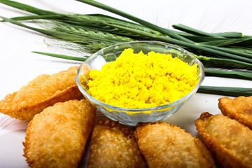 gujia in plate with holi green color in bowl