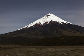 Fototapeta premium Cotopaxi at night