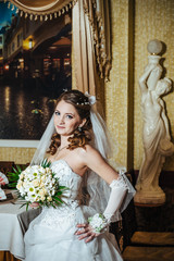 Naklejka premium Portrait beautiful bride with bouquet of flowers on luxury