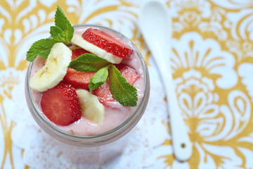 Overnight oatmeal smoothie with strawberry and banana