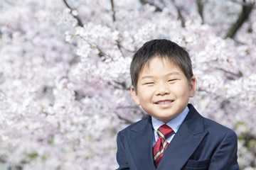 桜と笑顔の子供