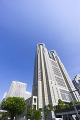 東京都庁と新宿高層ビル群　快晴青空　新緑