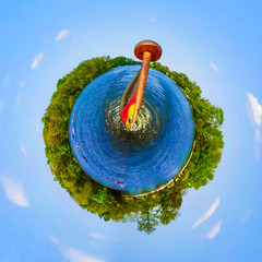 See mit Fahne und blauem Himmel als kleiner Planet