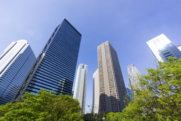 Obraz premium 新宿高層ビル群 快晴青空 新緑