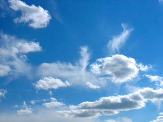 Obraz premium Blue sky background with wavy fleecy clouds