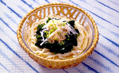 冷やしわかめうどん