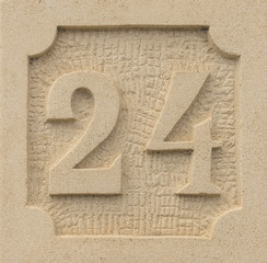 Zahl 24 in Stein gemeißelt
