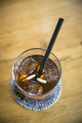 Long Drink auf Holztisch