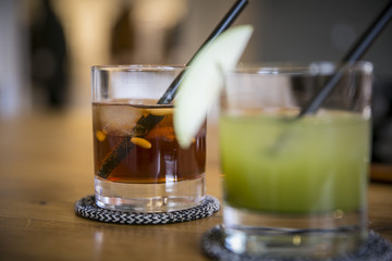 Long Drink auf Holztisch