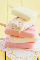 Verschiedene bunte Eis am Stiel