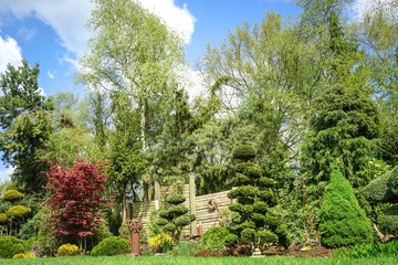 Gartenarbeit - schöner Garten mit vielen Ziergölzen