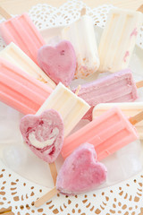 Verschiedene bunte Eis am Stiel