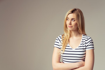 Obraz premium junge frau schaut nachdenklich zur seite