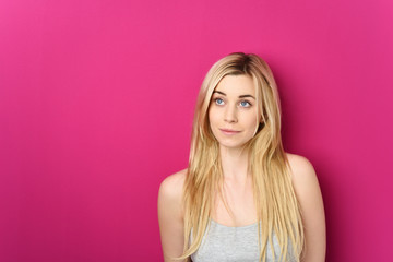 junge frau in gedanken