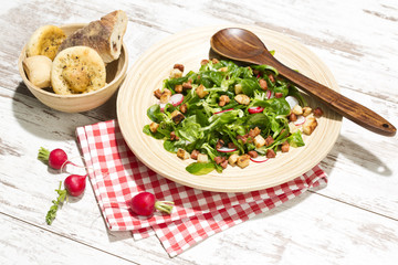 Feldsalat mit Speckwürfel, Croutons und Radieschen, Studio