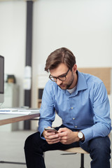 geschäftsmann tippt eine sms
