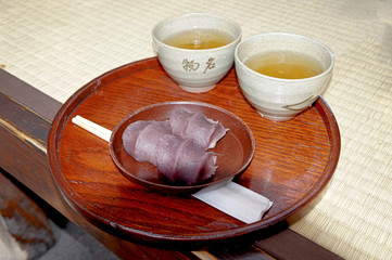 あんこのお餅と日本茶