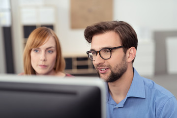 mediengestalter bei der arbeit im büro