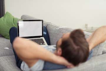 entspannter mann mit laptop