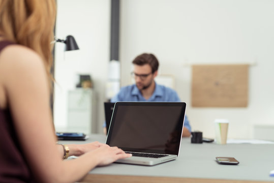 geschäftsfrau arbeitet am laptop