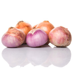 Peeled Indian red onions and Dutch yellow onions