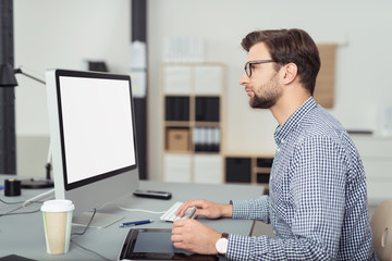 kreativer geschäftsmann arbeitet am pc