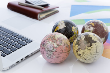 ノートパソコン　地球儀　ビジネスイメージ