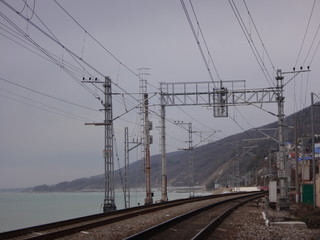 Fototapeta na wymiar Железная дорога рядом с горой и морем