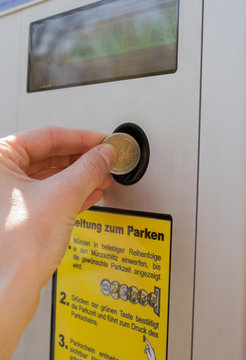 Parkscheinautomat f&uuml;r kostenpflichtige Parkpl&auml;tze