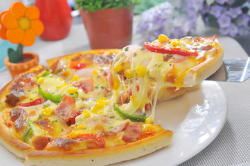 The ham and Vegetable Pizza is on the plate.