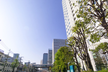 大崎　駅前山手通りと高層ビル