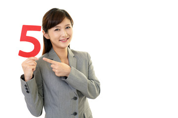 数字を持つ女性