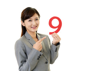 数字を持つ女性