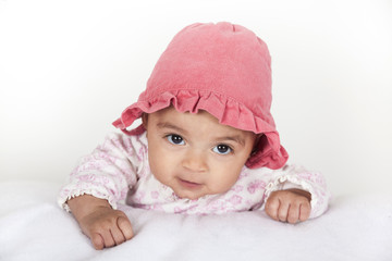 Bebita con gorro rosa