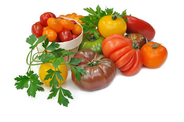 tomates de formes et de couleurs différentes sur fond blanc