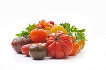 tomates de formes et de couleurs différentes sur fond blanc