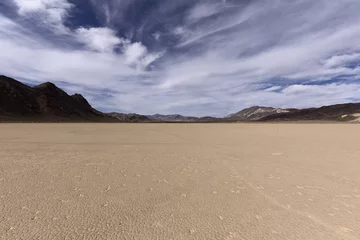  Droog meerbed in woestijn met gebarsten modder op een meerbodem © elgad
