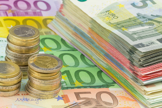 M&uuml;nzenstapel und Euro Banknoten