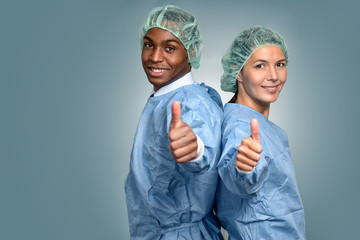 Afrikanischer Arzt und Krankenschwester machen Daumen hoch